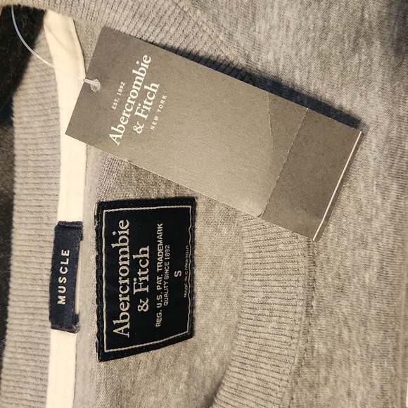 NWT - Abercrombie & Fitch Gray Long Sleeved Logo "Muscle" T-Shirt - Size Small - Picture 6 of 8